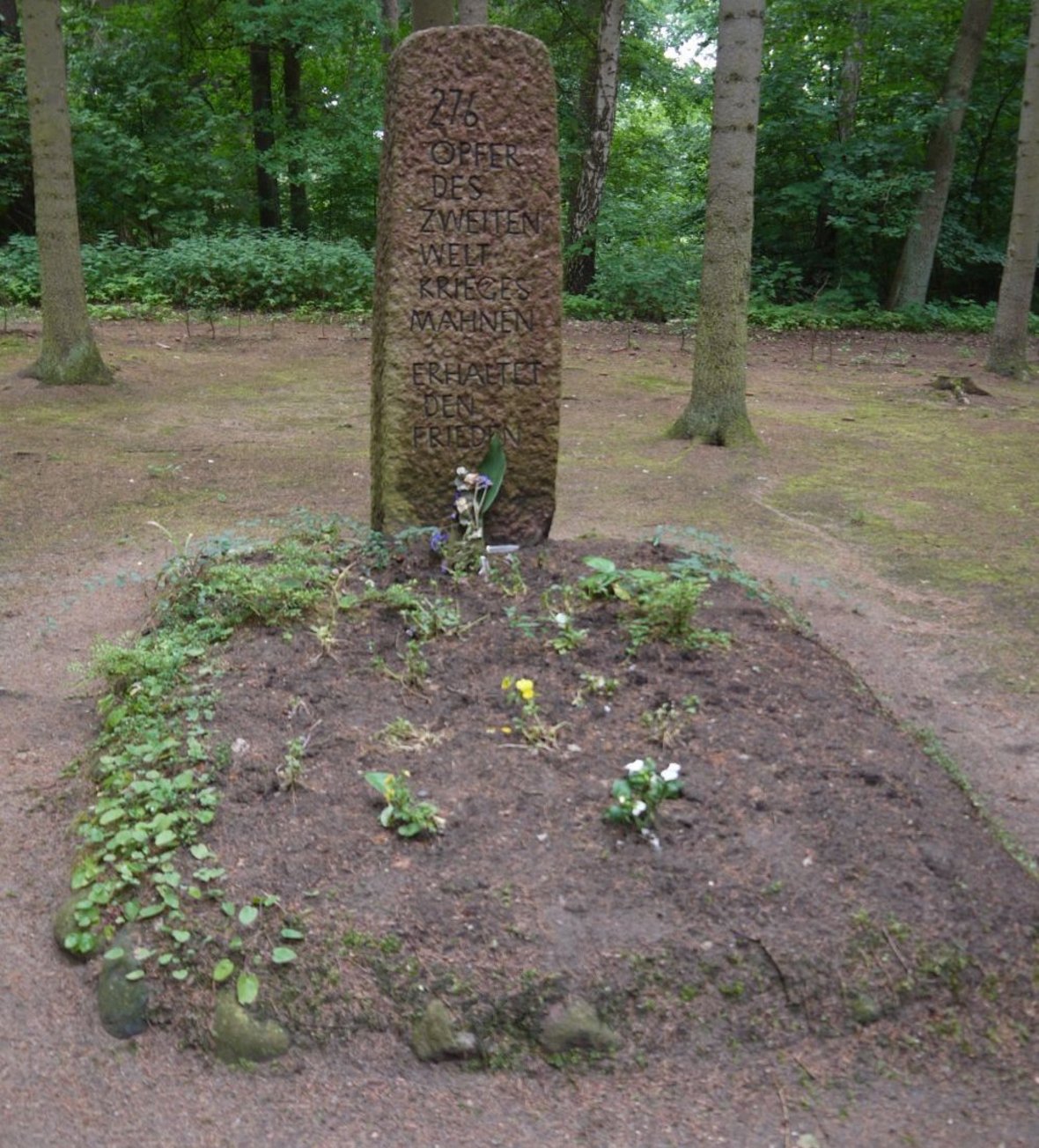 Lagerfriedhof Losten - Granitsteinstele mit Aufschrift "276 Opfer des Zweiten Weltkriegs mahnen - erhaltet den Frieden"