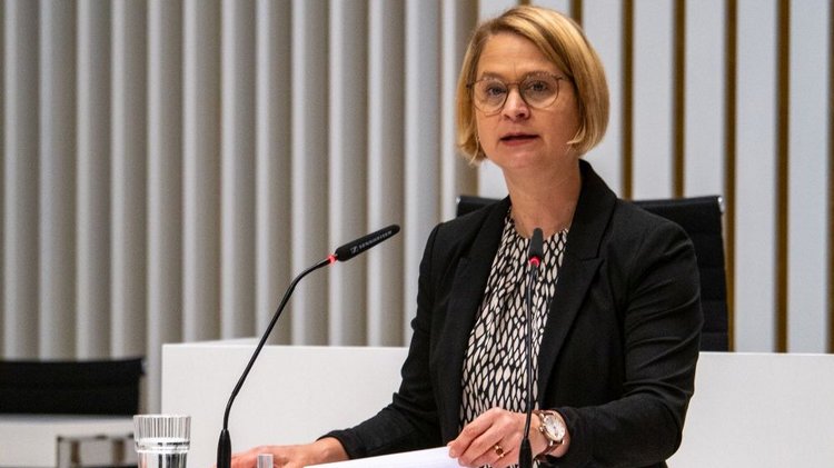 Begrüßung Birgit Hesse, Präsidentin Landtag M-V - Gedenkstunde im Plenarsaal zum Volkstrauertag